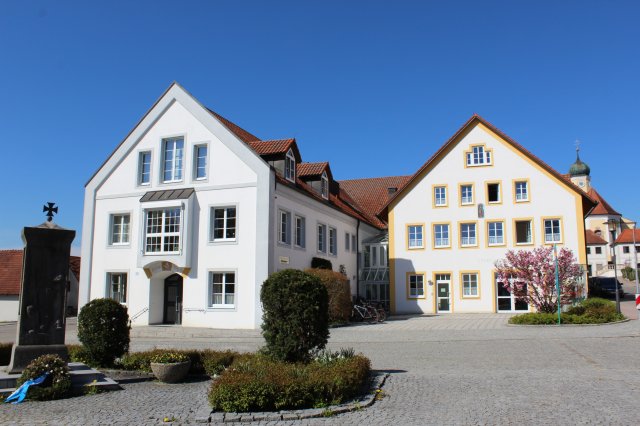 Dorfplatz Haag Frühling